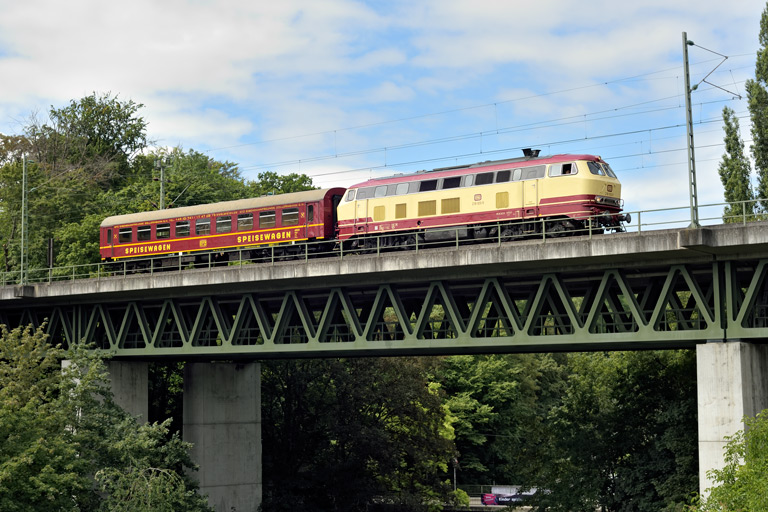 218 105 mit DbZ 93414 bei km 14,6 (Juni 2020)