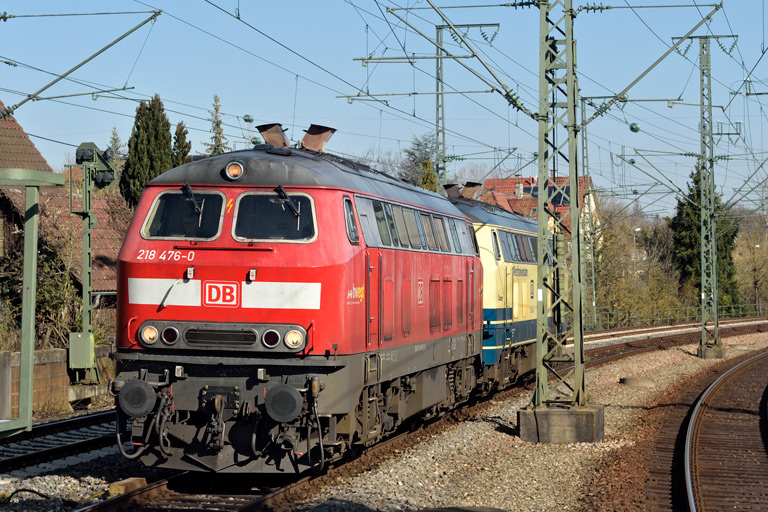 218 476 und 218 460 als T 77754 bei km 16,6 (April 2020)