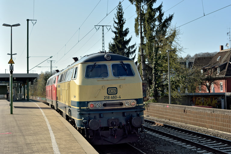 218 476 und 218 460 als T 77754 bei km 16,8 (April 2020)