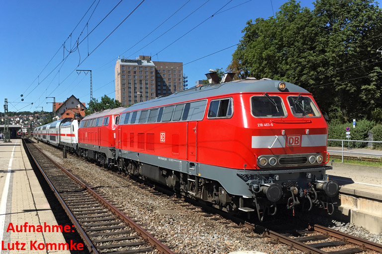 218 483, 218 831 und Lok der Baureihe 147.5 bei km 15,4 (Juli 2020)