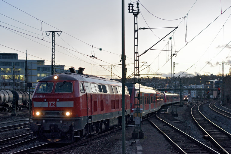 218 486 und Baureihe 430 bei km 15,8 (Februar 2020)