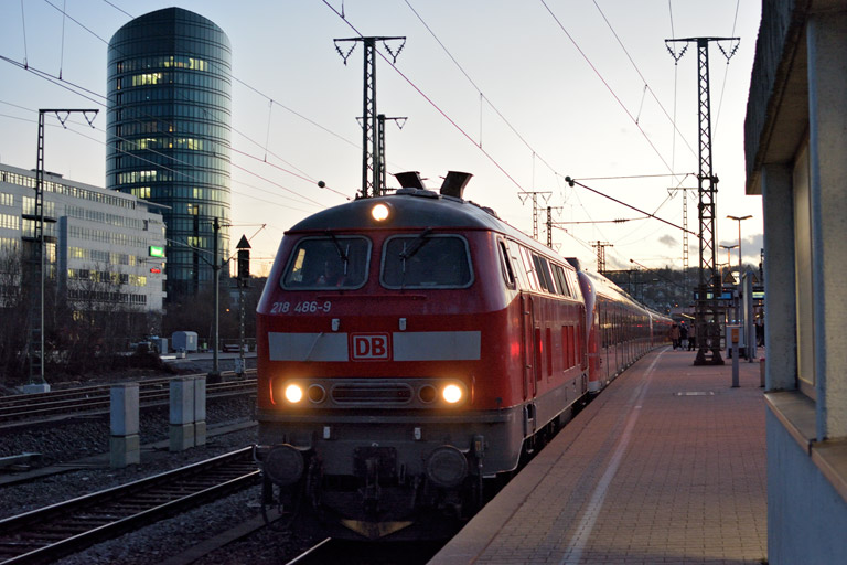218 486 und Baureihe 430 als Lt 70653 bei km 15,6 (Februar 2020)