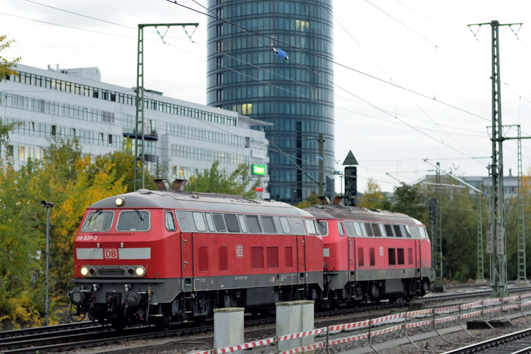 218 837 und 218 429 bei km 15,6 (Oktober 2020)