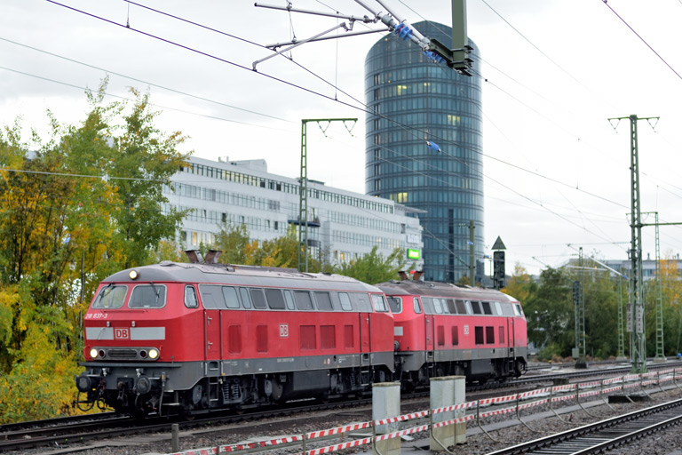 218 837 und 218 429 bei km 15,4 (Oktober 2020)