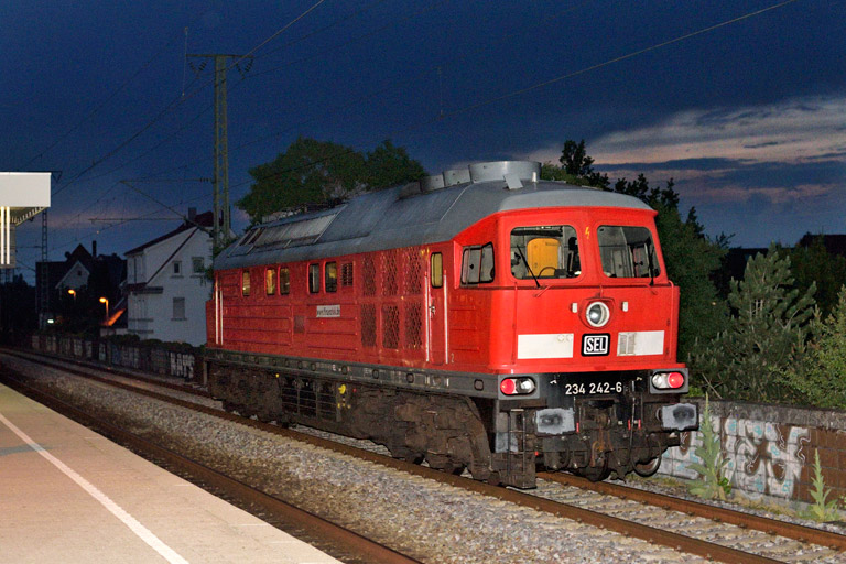 234 242 als Tfzf 88805 bei km 16,8 (Juni 2020)