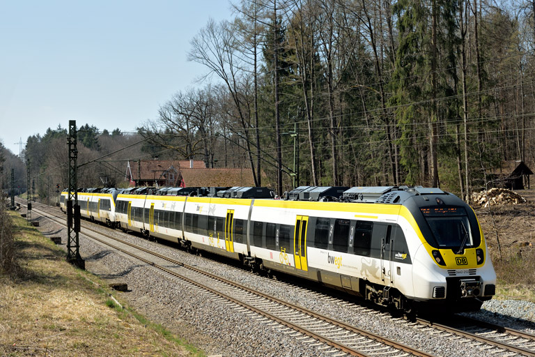 3442 202 und 3442 214 als RE 17652/17654 bei km 18,2 (April 2020)