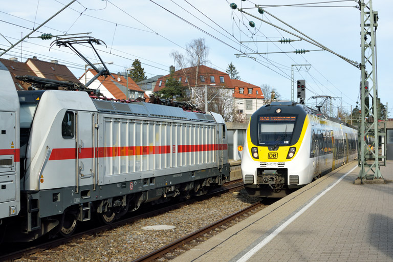 3442 203 und 3442 207 als RE 17645/17647 bei km 15,6 (Februar 2020)