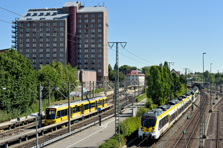 3442 209 und 3442 211 als RE 17631/17633 bei km 15,8 (Juni 2020)