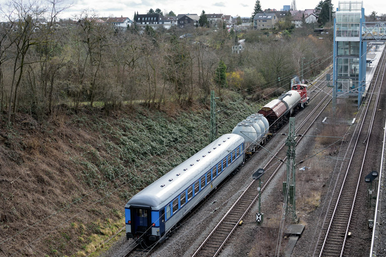 363 689 mit DLr 1894 bei km 14,0 (Februar 2020)