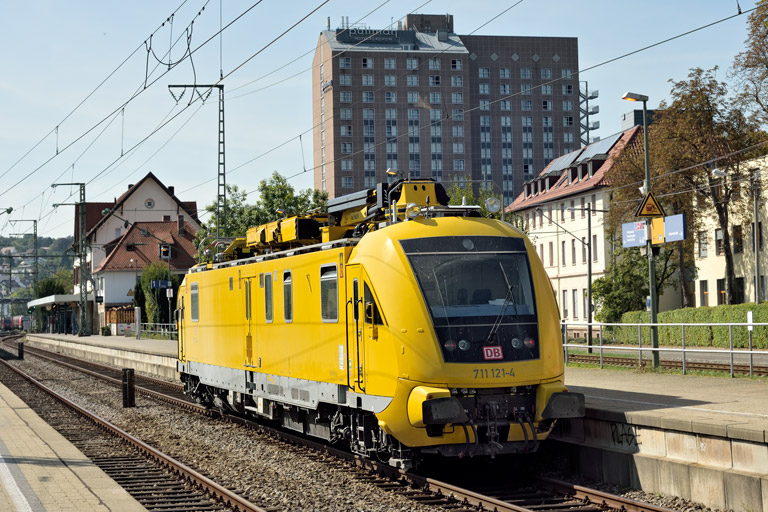 711 121 mit Nbz 91352 bei km 15,6 (September 2020)