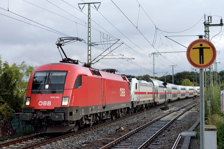 &Ouml;BB 1016 008 und 147 557 mit Lpft-D 77746 bei km 16,8 (Oktober 2020)