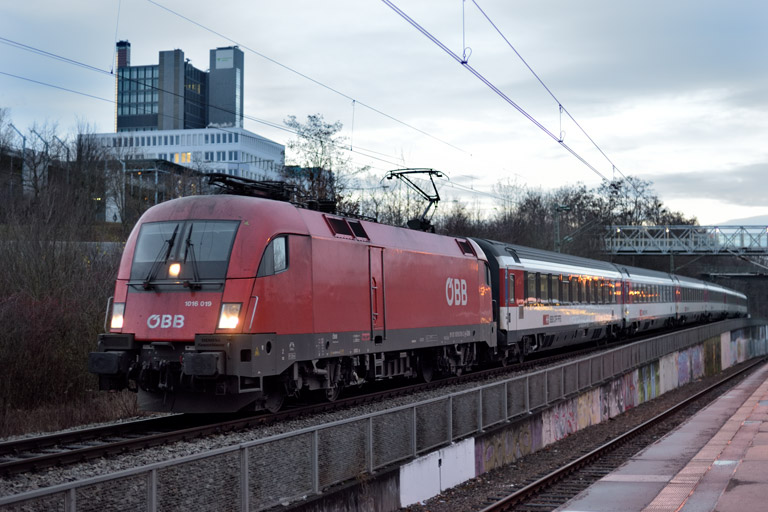 &Ouml;BB 1016 019 mit IC 281 bei km 14,2 (Dezember 2020)