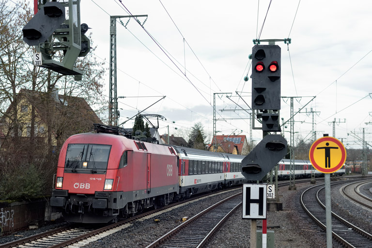 &Ouml;BB 1016 049 mit IC 183 bei km 16,6 (Januar 2020)