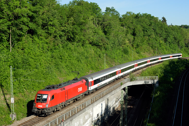 &Ouml;BB 1116 082 mit IC 183 bei km 13,8 (Juni 2020)