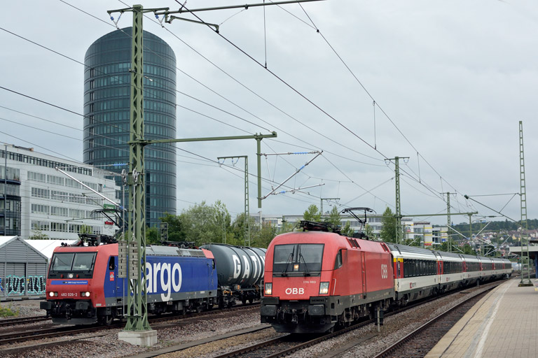 &Ouml;BB 1116 083 mit IC 184 und 482 026 bei km 15,6 (Juli 2020)