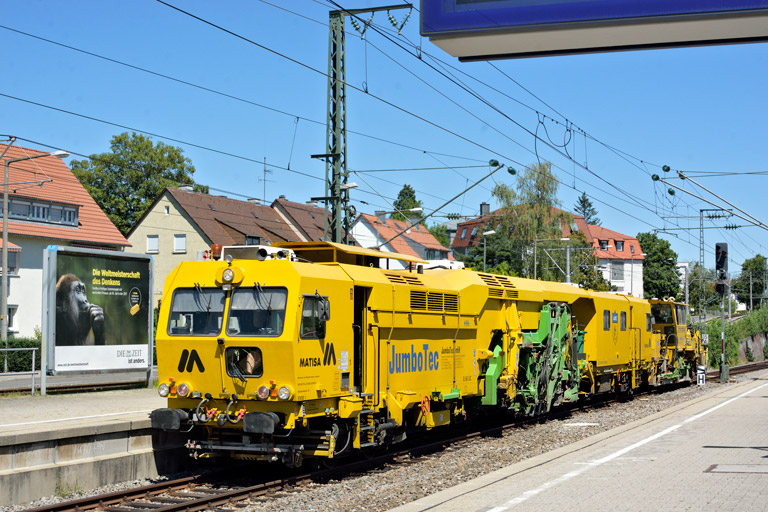 Stopfmaschinen- und Schotterplanierzug bei km 15,6 (Juli 2020)