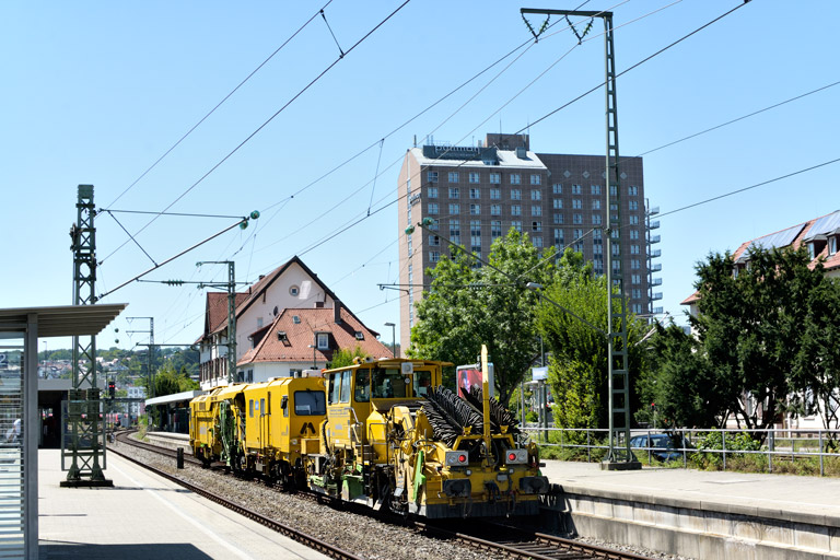 Stopfmaschinen- und Schotterplanierzug bei km 15,6 (Juli 2020)