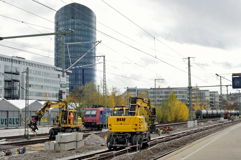 Zweiwegebagger und 482 022 bei km 15,6 (November 2020)