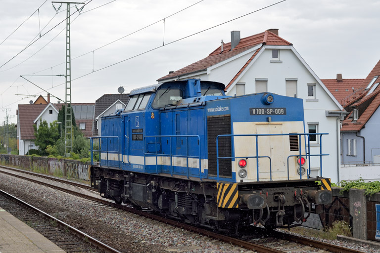 V100-SP-009 (ex-DR 202 528) als Tfzf 94608 bei km 16,8 (August 2020)