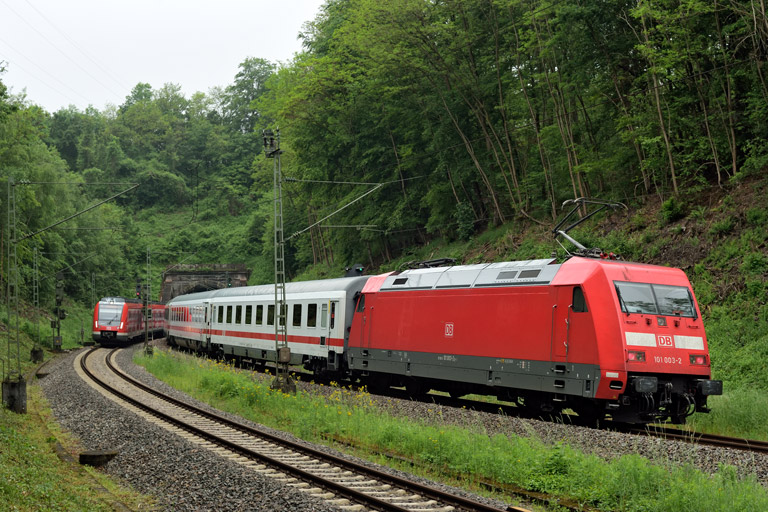 101 003 mit IC 2923 bei km 17,4 (Juni 2021)