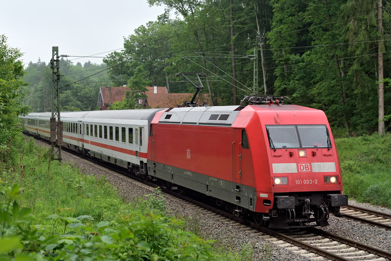 101 003 mit IC 2926 bei km 18,2 (Juni 2021)
