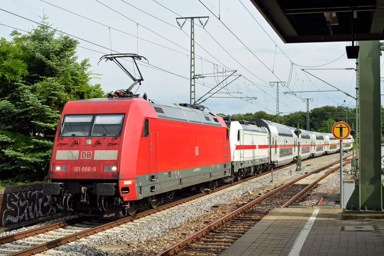 101 006 und 147 553 bei km 16,8 (Juli 2021)