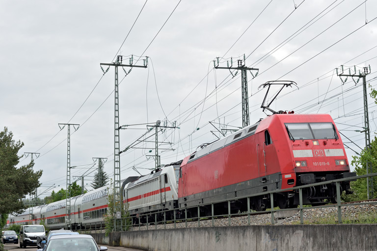 101 019 und 147 552 bei km 16,4 (Mai 2021)