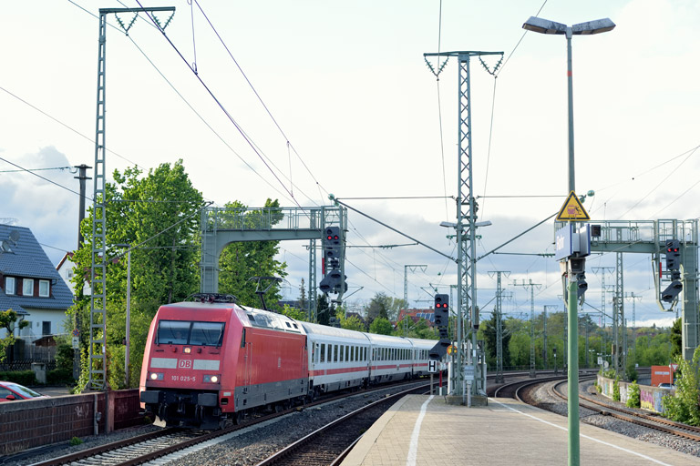 101 025 mit LPF-T 77735 bei km 16,6 (Mai 2021)