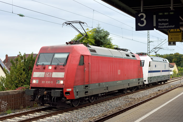 101 030 und 101 057 als Tfzf 27820 bei km 16,8 (September 2021)