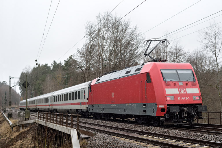 101 045 mit IC 2923 bei km 18,4 (M&auml;rz 2021)