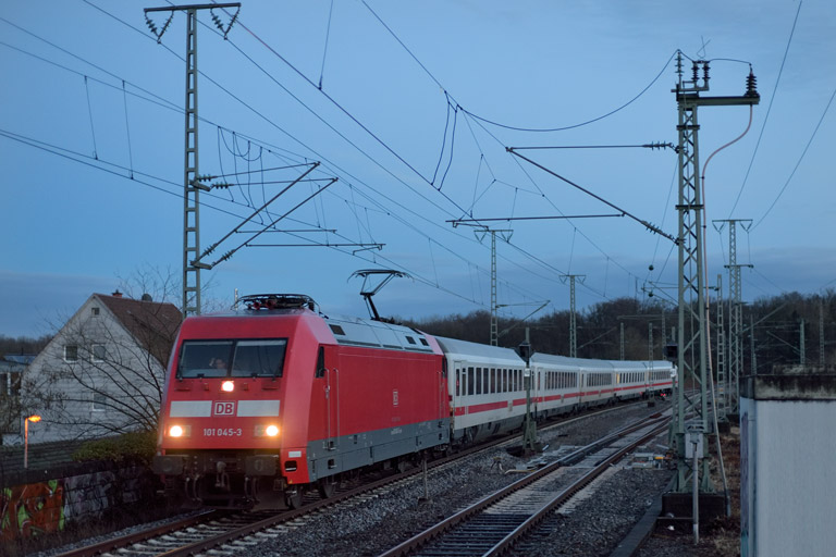 101 045 mit IC 2924 bei km 16,8 (M&auml;rz 2021)