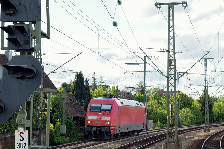101 046 als Hilfsz 99971 bei km 16,6 (Mai 2021)