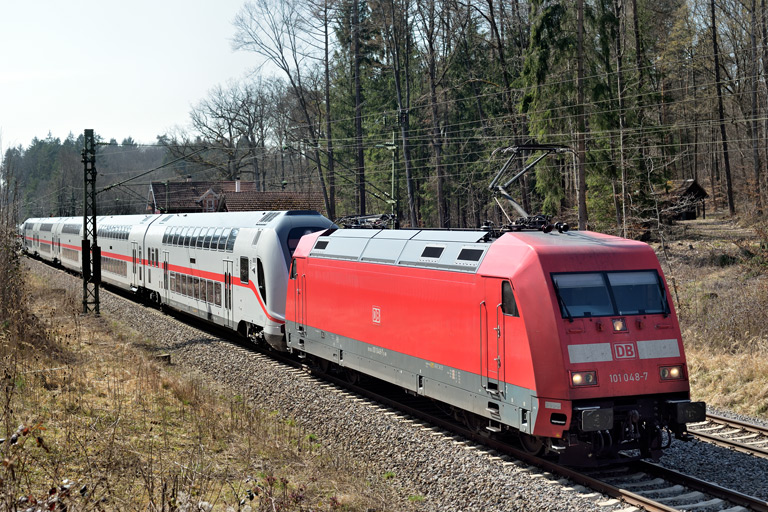 101 048 und 147 551 bei km 18,2 (M&auml;rz 2021)