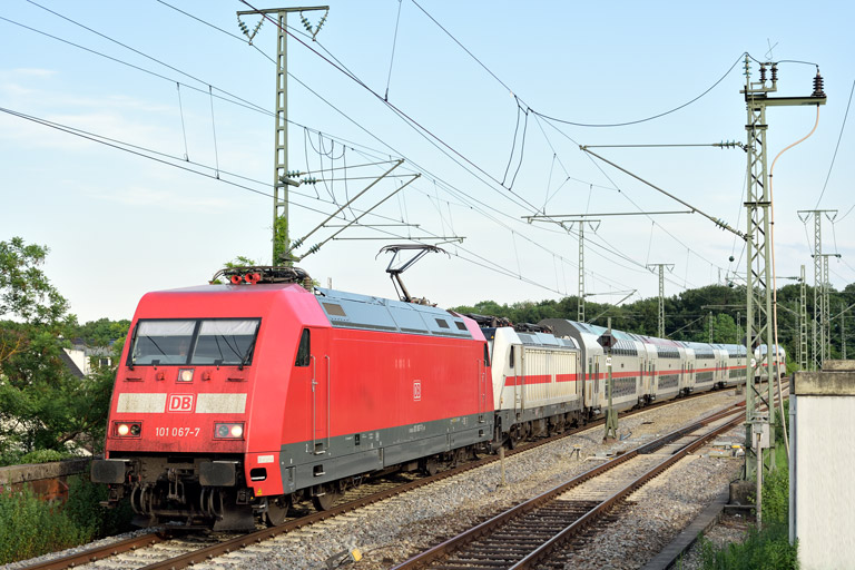 101 067 und 147 569 mit Fbz-D 77754 bei km 16,8 (Juni 2021)