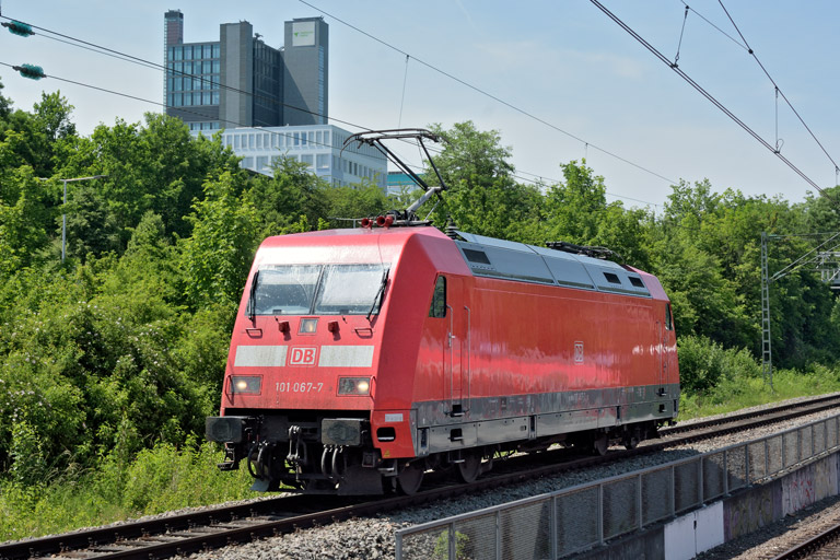 101 067 als Tfzf(F) 77755 bei km 14,2 (Juni 2021)