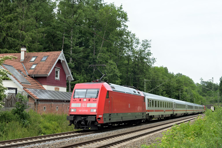 101 071 mit IC 2927 bei km 18,2 (Juni 2021)