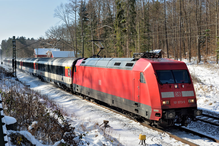101 073 mit IC 280 bei km 18,2 (Februar 2021)