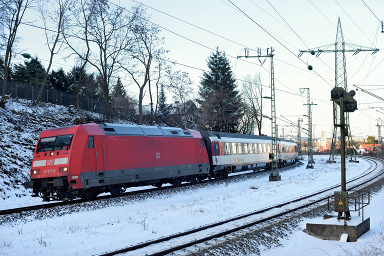 101 073 mit IC 281 bei km 17,4 (Februar 2021)