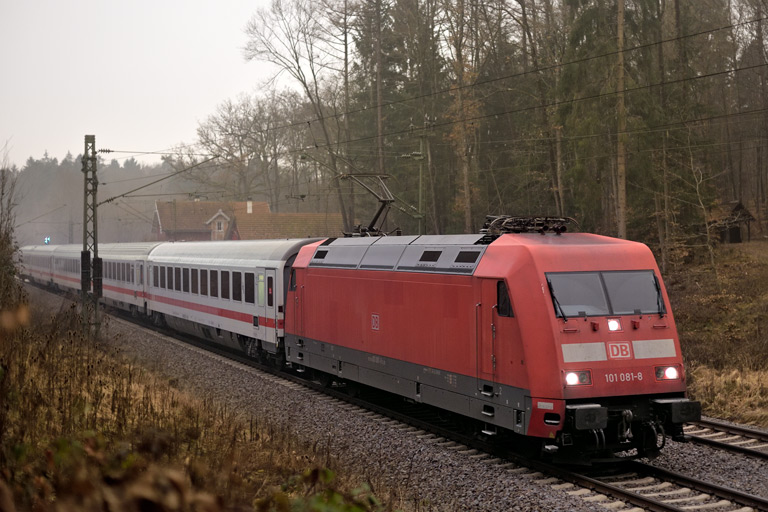 101 081 mit IC 2922 bei km 18,2 (Februar 2021)