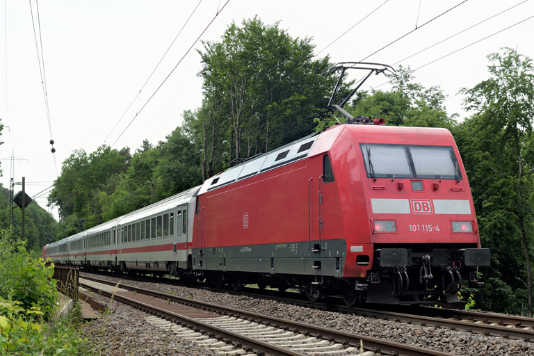 101 115 mit IC 2927 bei km 18,4 (Juni 2021)