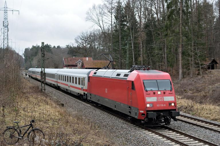 101 118 mit IC 2922 bei km 18,2 (M&auml;rz 2021)
