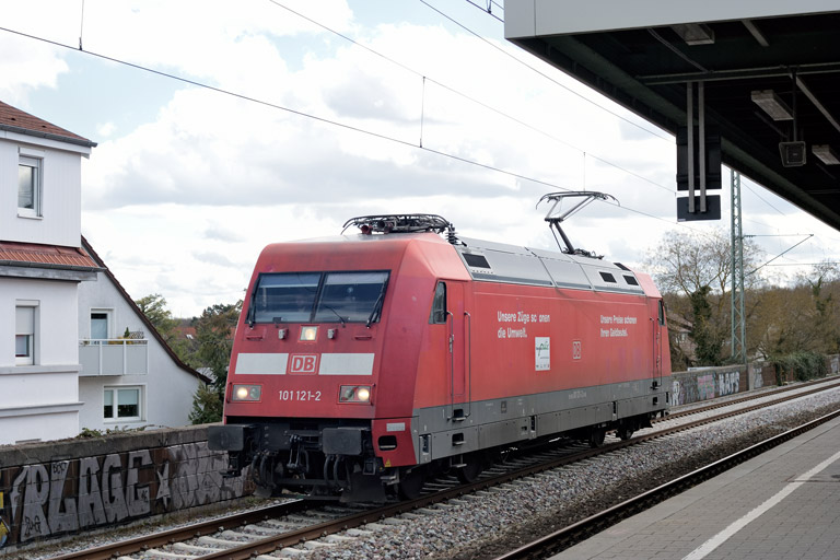 101 121 als Tfzf 27941 bei km 16,8 (M&auml;rz 2021)