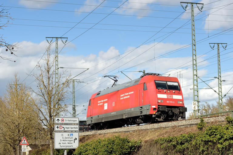 101 121 als Tfzf 27941 bei km 16,8 (M&auml;rz 2021)