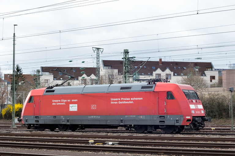 101 121 als Tfzf 27946 bei km 16,8 (M&auml;rz 2021)