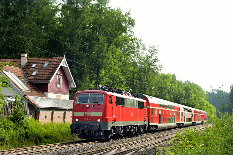 111 012 mit RE 17299 bei km 18,2 (Juli 2021)