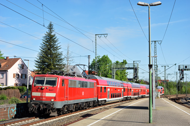 111 012 mit RE 17299 bei km 16,8 (Mai 2021)