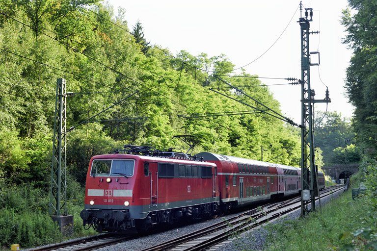 111 012 mit RE 17299 bei km 18,0 (Juli 2021)