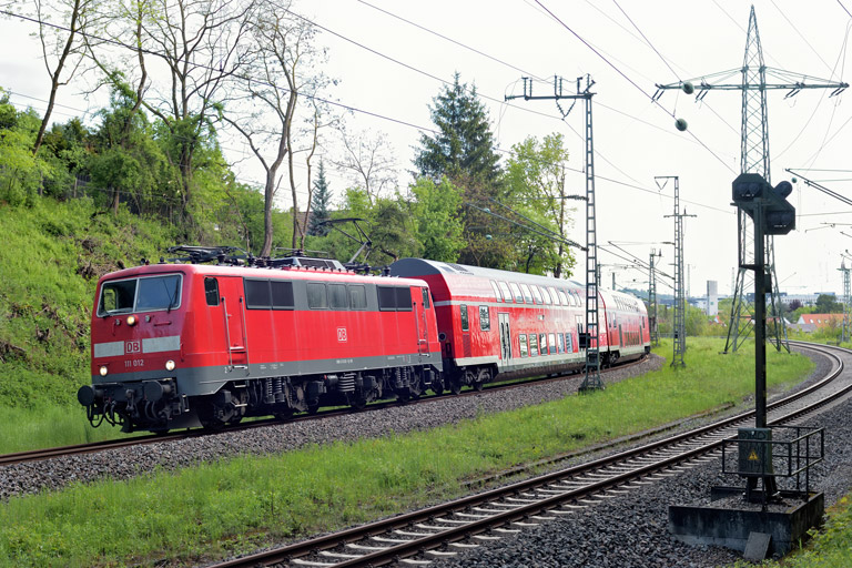 111 012 mit RE 17299 bei km 17,4 (Mai 2021)