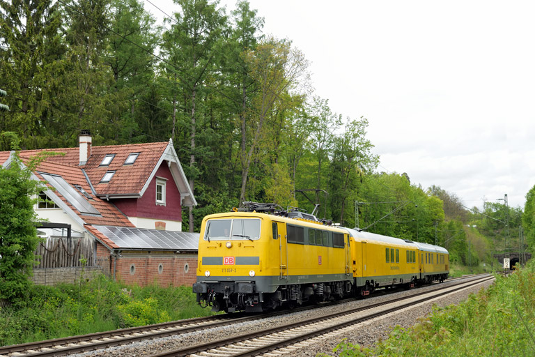 111 059 mit Mess NbZ 94312 bei km 18,2 (Mai 2021)