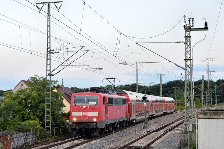111 131 mit RE 17298 bei km 16,8 (Juli 2021)